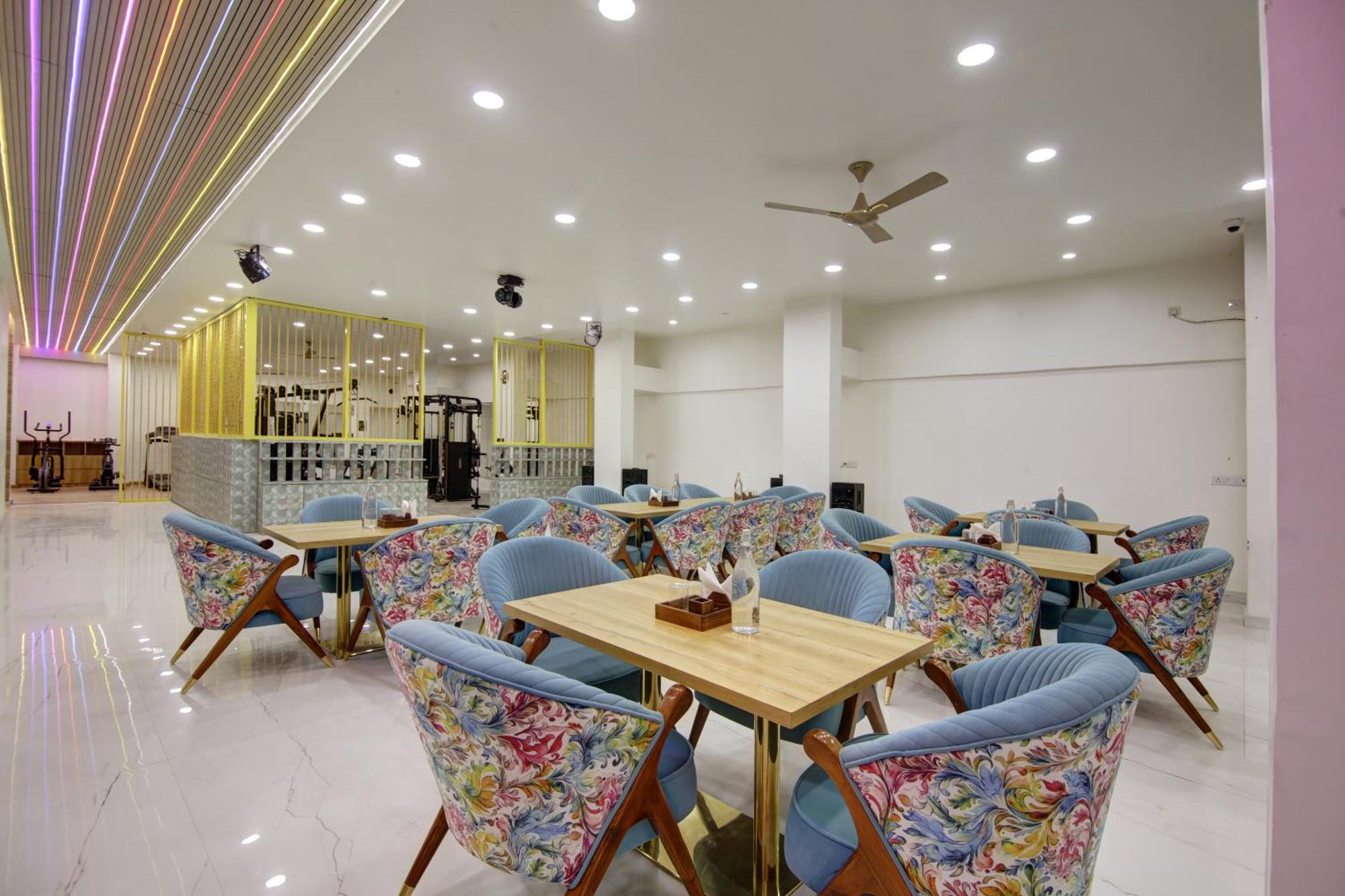 Anandam Club House Aparthotel Gurgaon Buitenkant foto